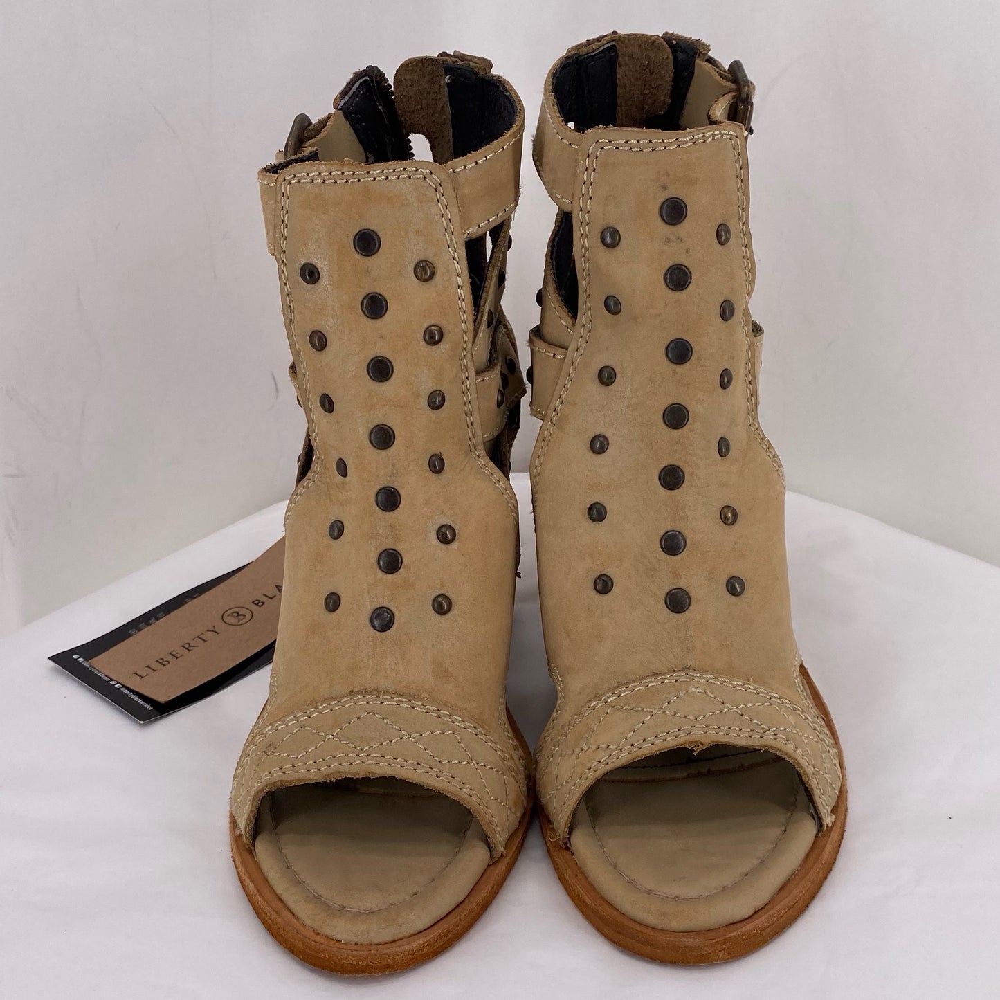Beige W Shoe Size 7 Sandals