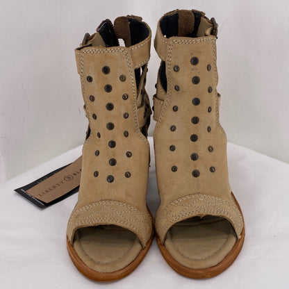 Beige W Shoe Size 7 Sandals
