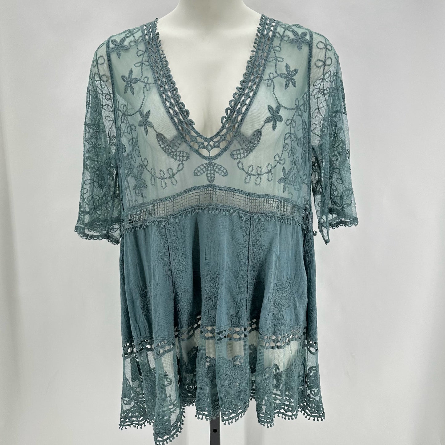 Size M NO TAG Lace Tunic