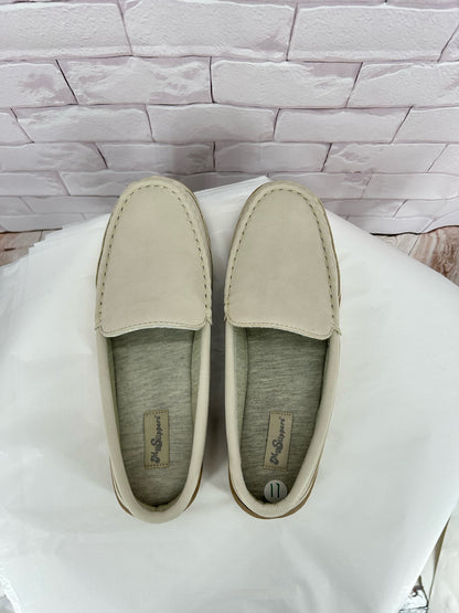 Beige W Shoe Size 11 Flats