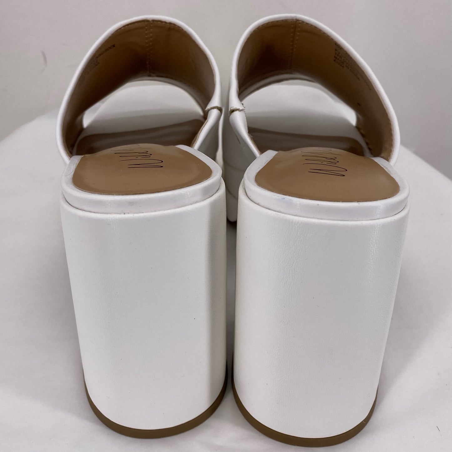 White W Shoe Size 10 WILD PAIR Sandals