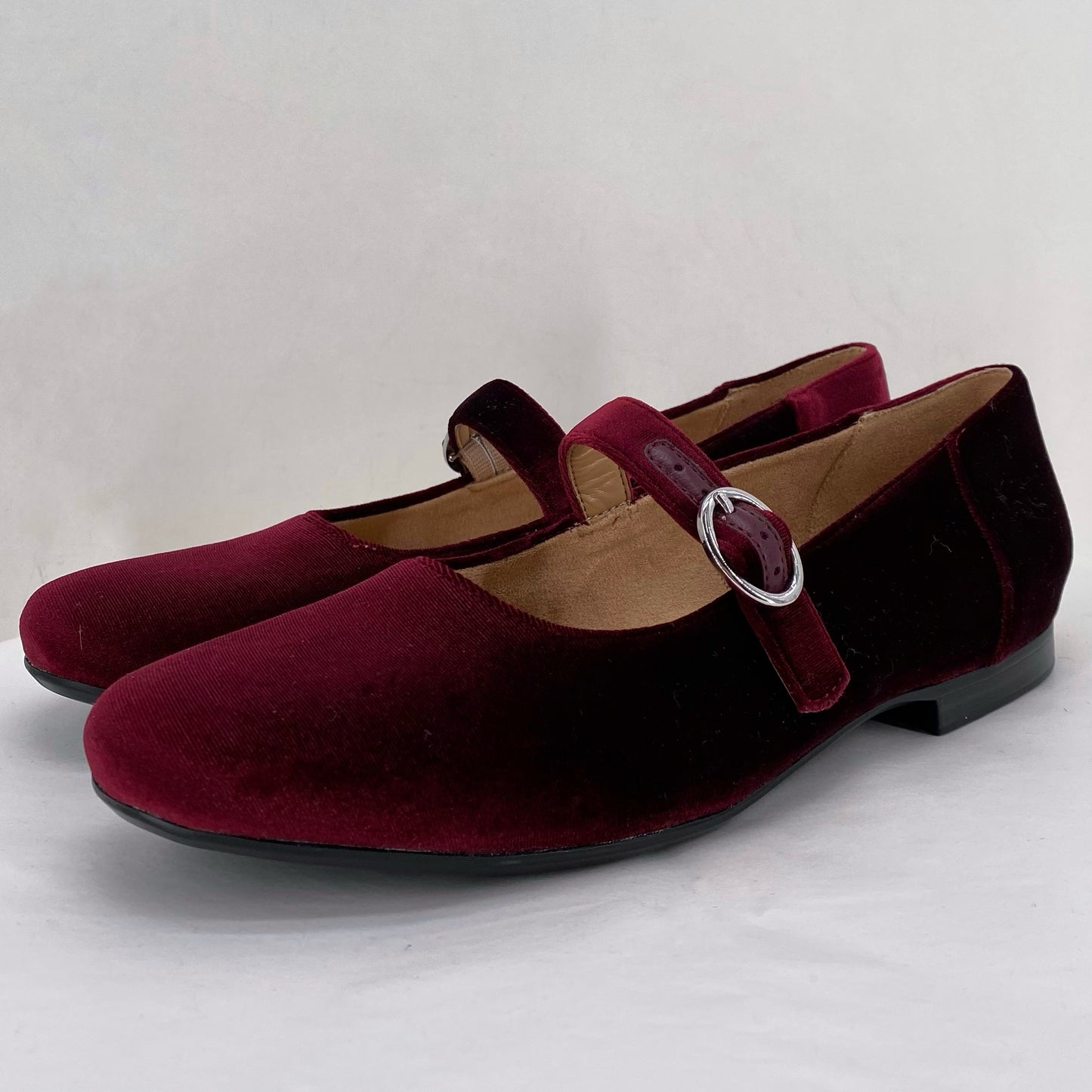 Red W Shoe Size 7.5 NATURALIZER Flats