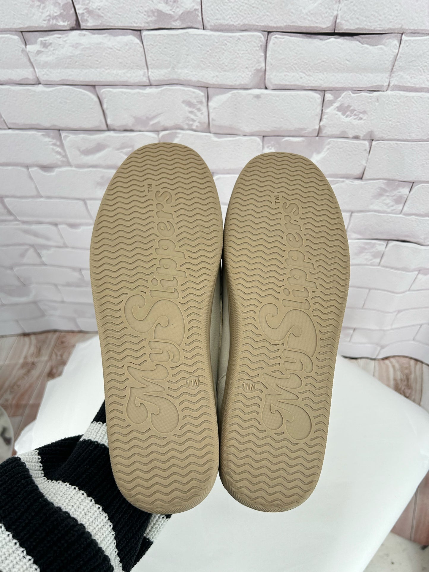 Beige W Shoe Size 11 Flats