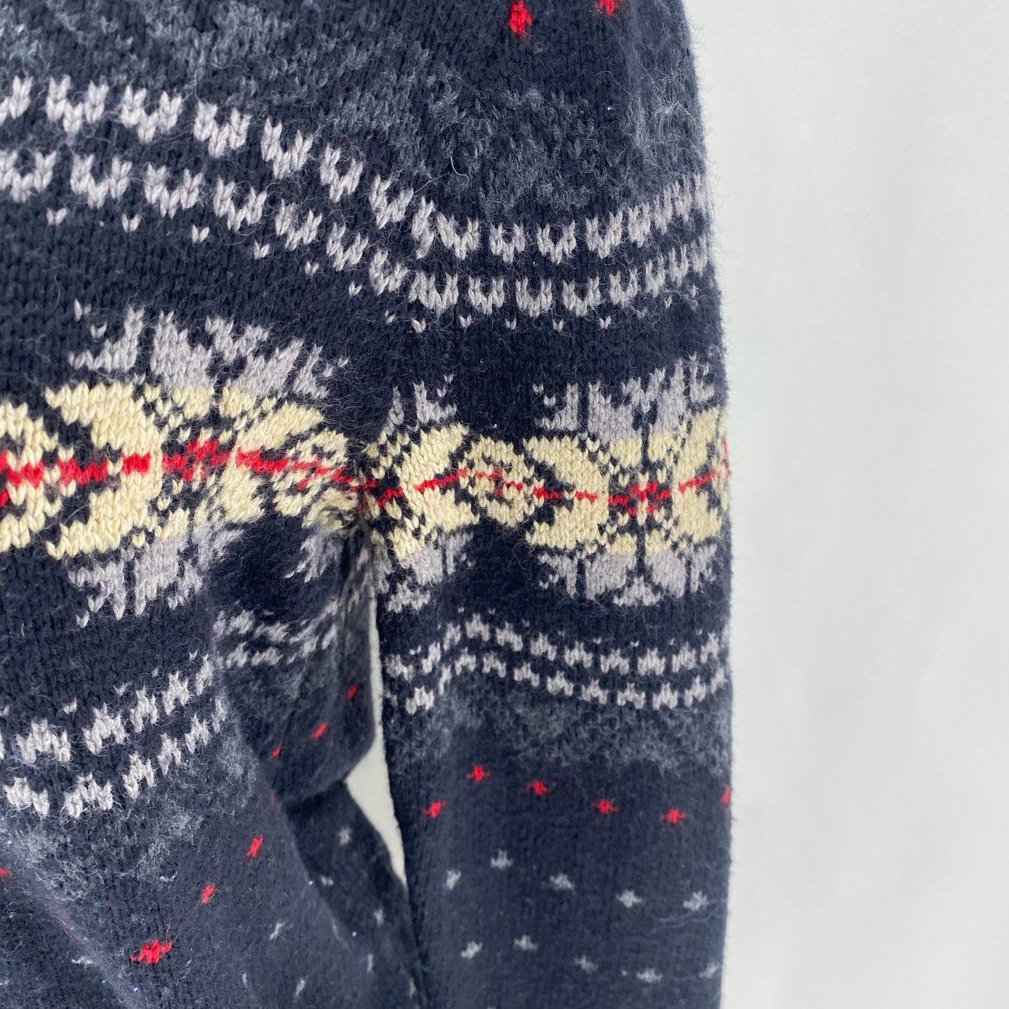 Size XS AMERICAN EAGLE Snowflakes Sweater