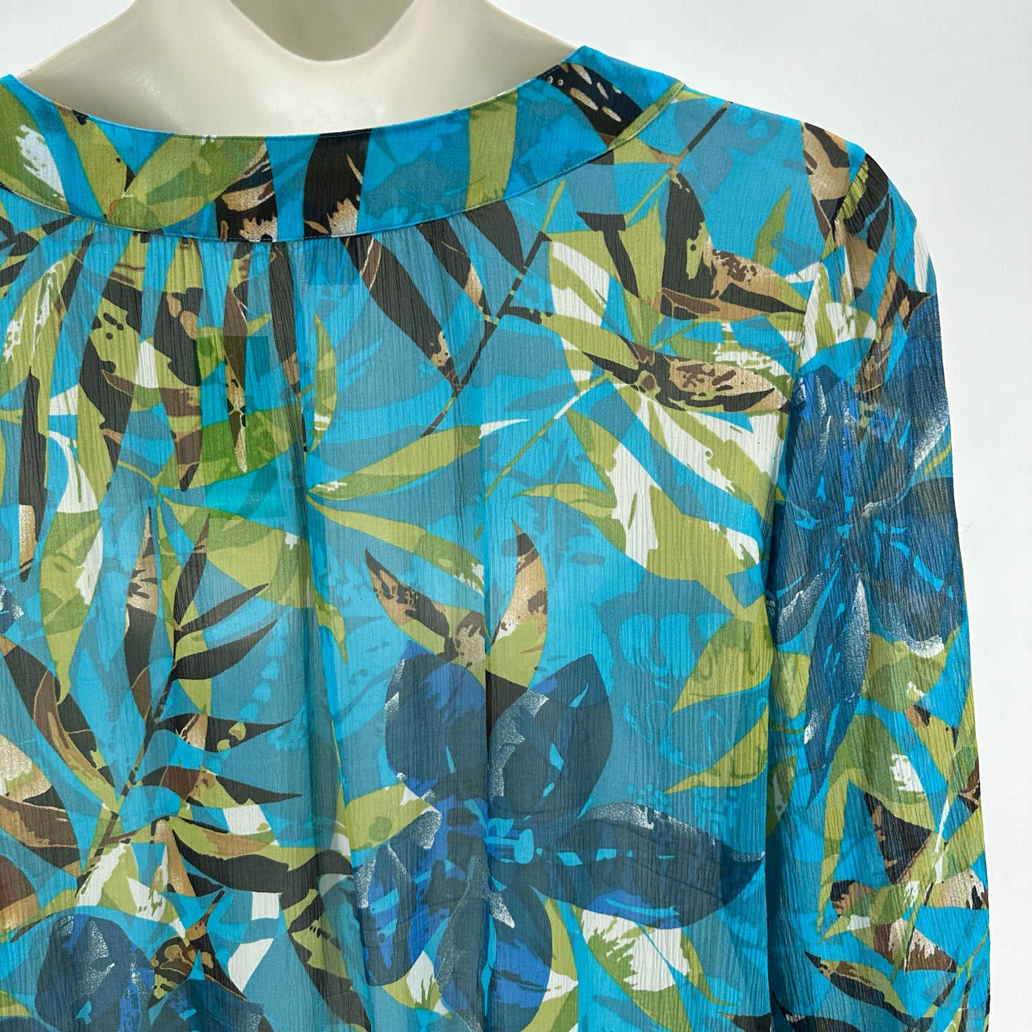 Size 2 CHICO'S FLOWERS Shirt