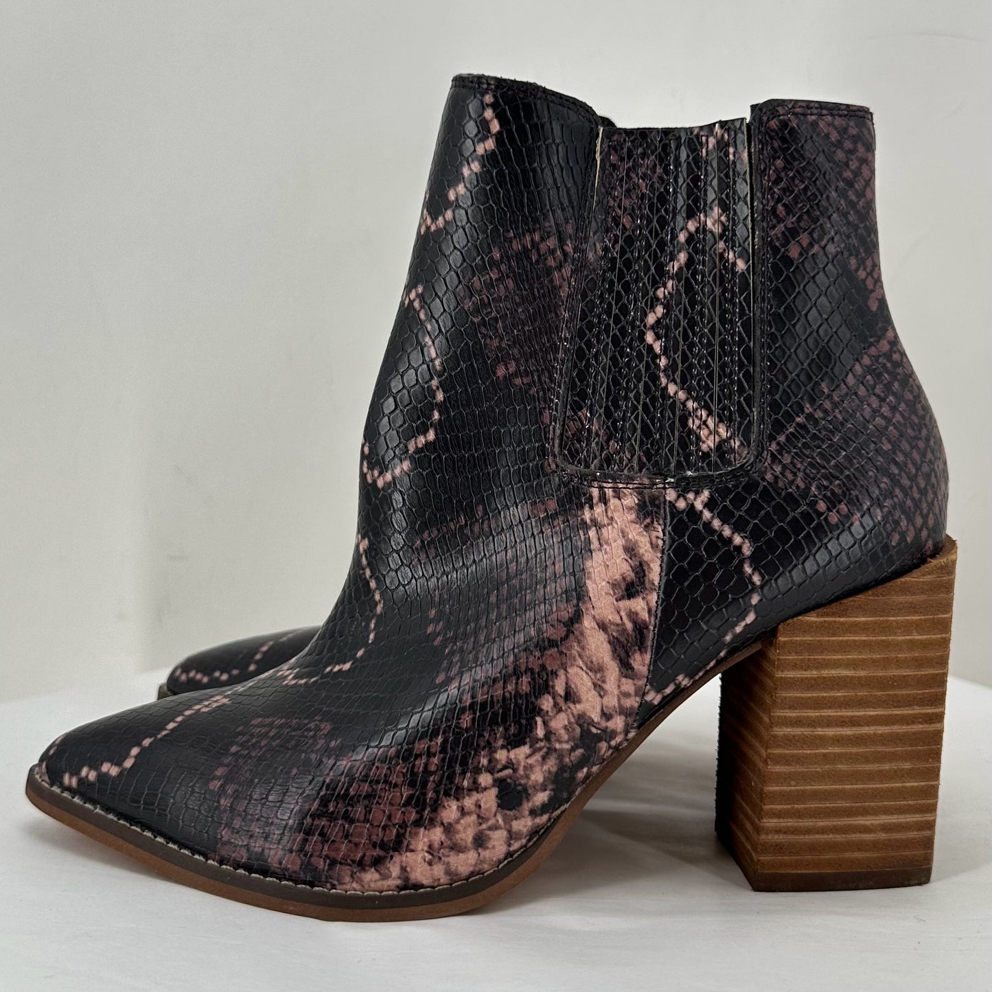 Black W Shoe Size 6.5 STEVE MADDEN shooties/booties