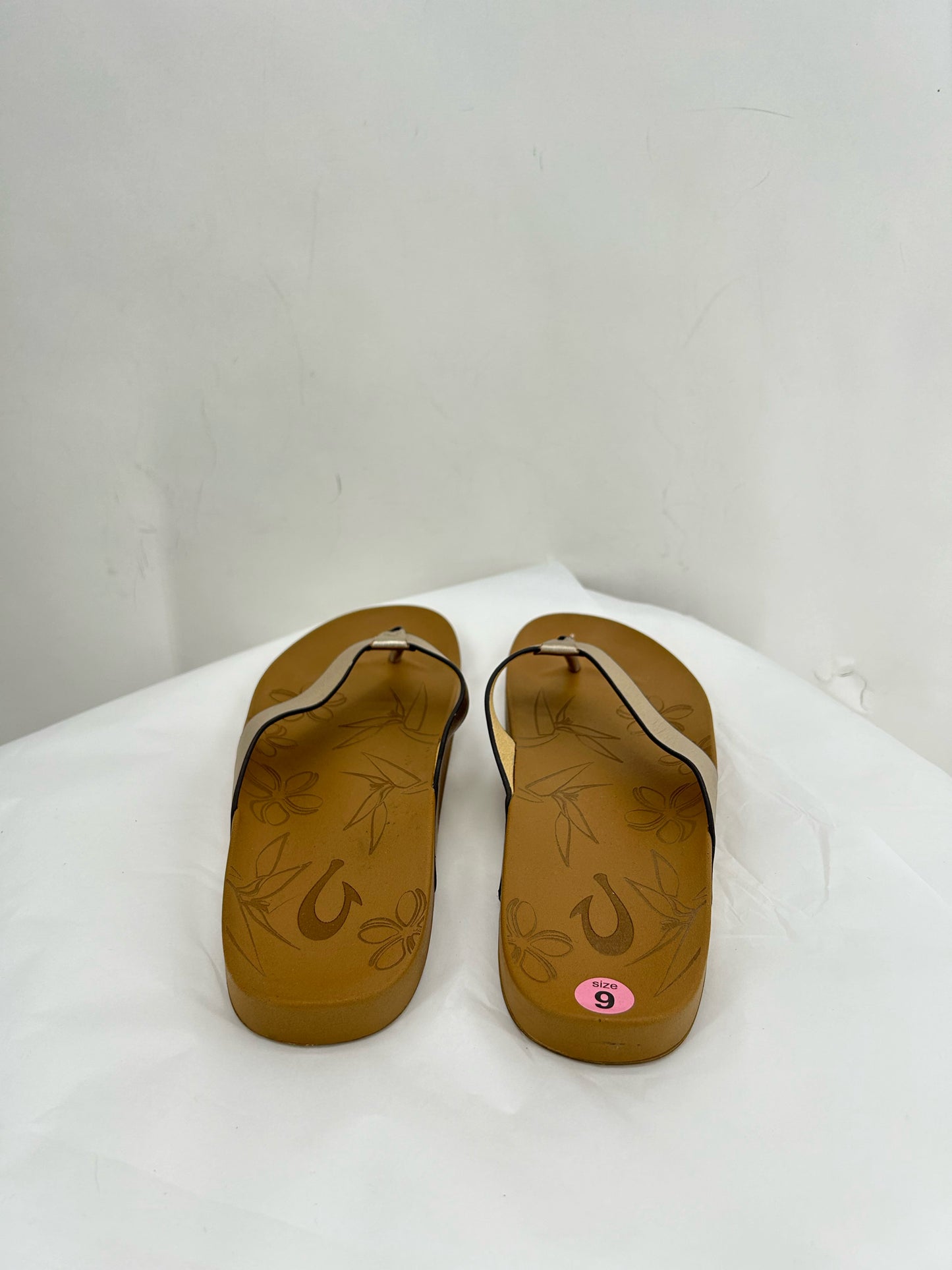 GOLD W Shoe Size 9 OLUKAI Sandals