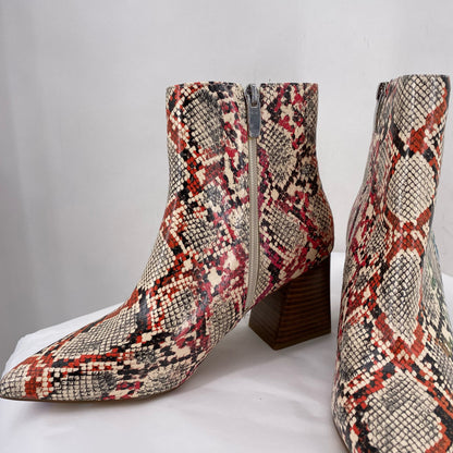 off white W Shoe Size 8 STEVE MADDEN Boots