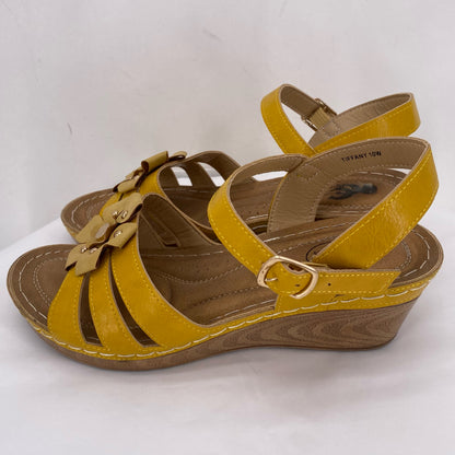Yellow W Shoe Size 10 Sandals
