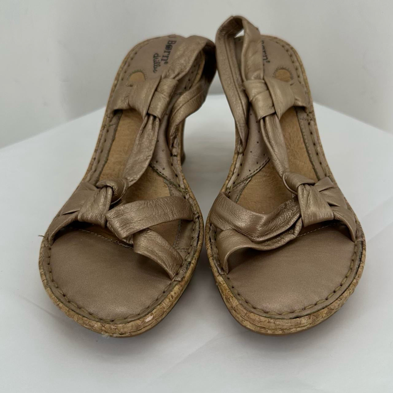 GOLD W Shoe Size 6 BORN Wedge