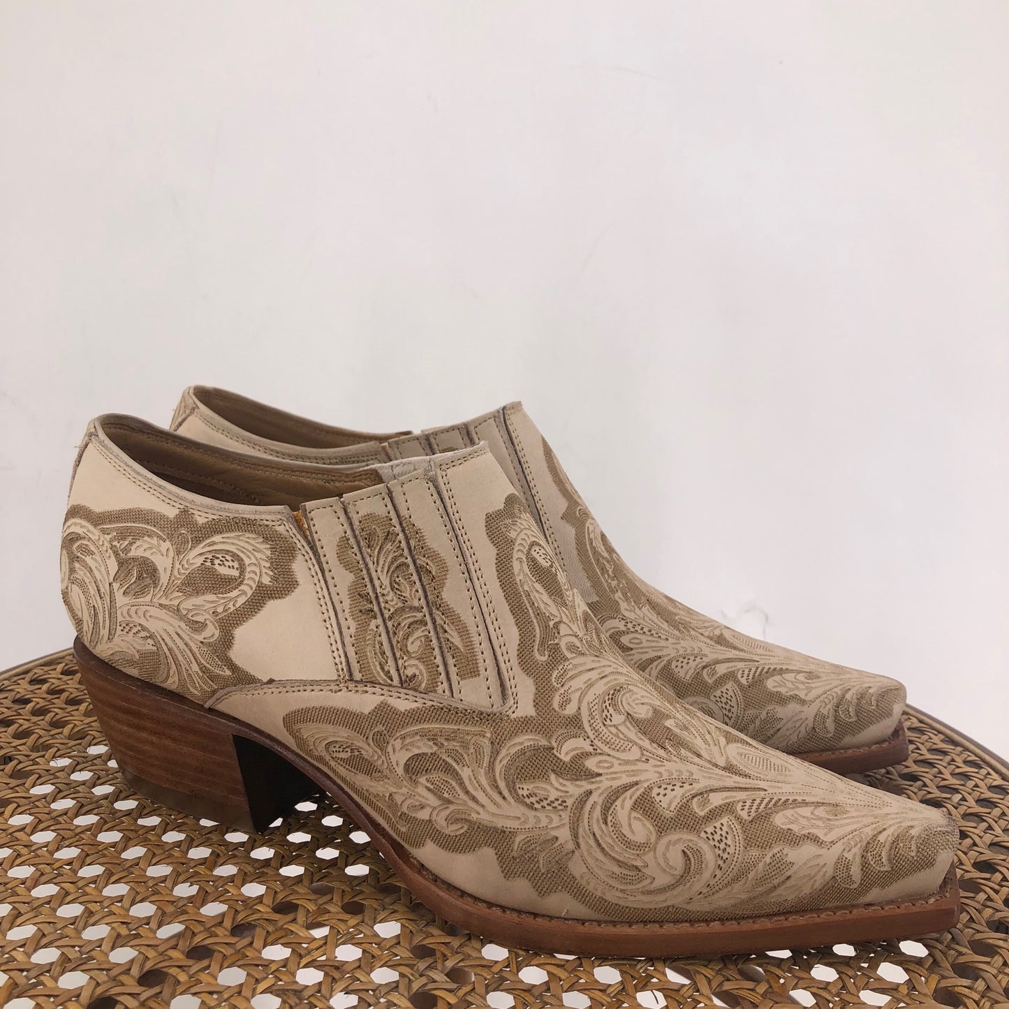 Cream W Shoe Size 6.5 CHARLIE HORSE shooties/booties