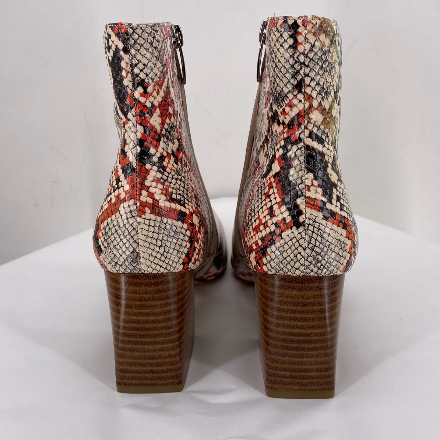 off white W Shoe Size 8 STEVE MADDEN Boots