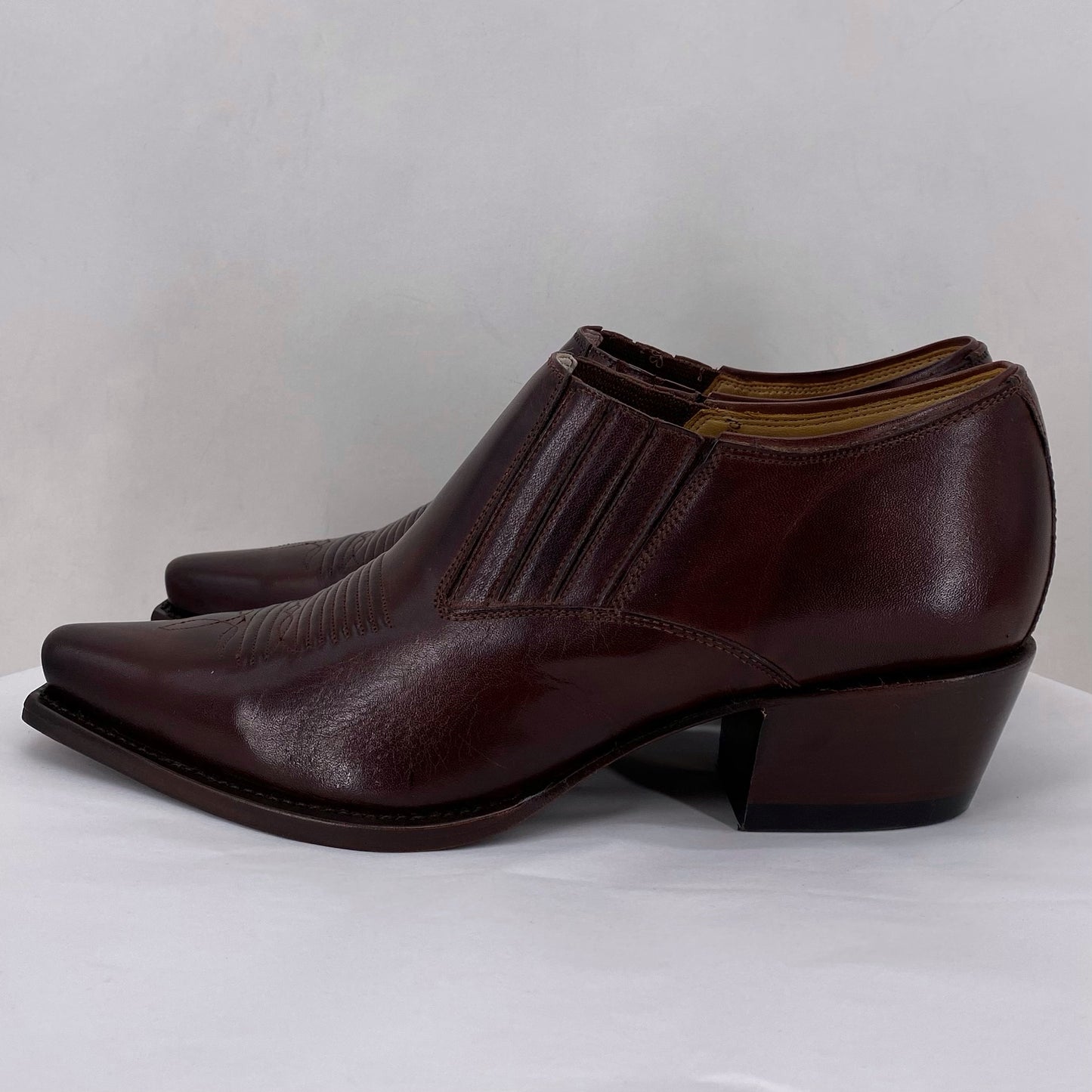 REDDISH BROWN W Shoe Size 6.5 CHARLIE HORSE shooties/booties