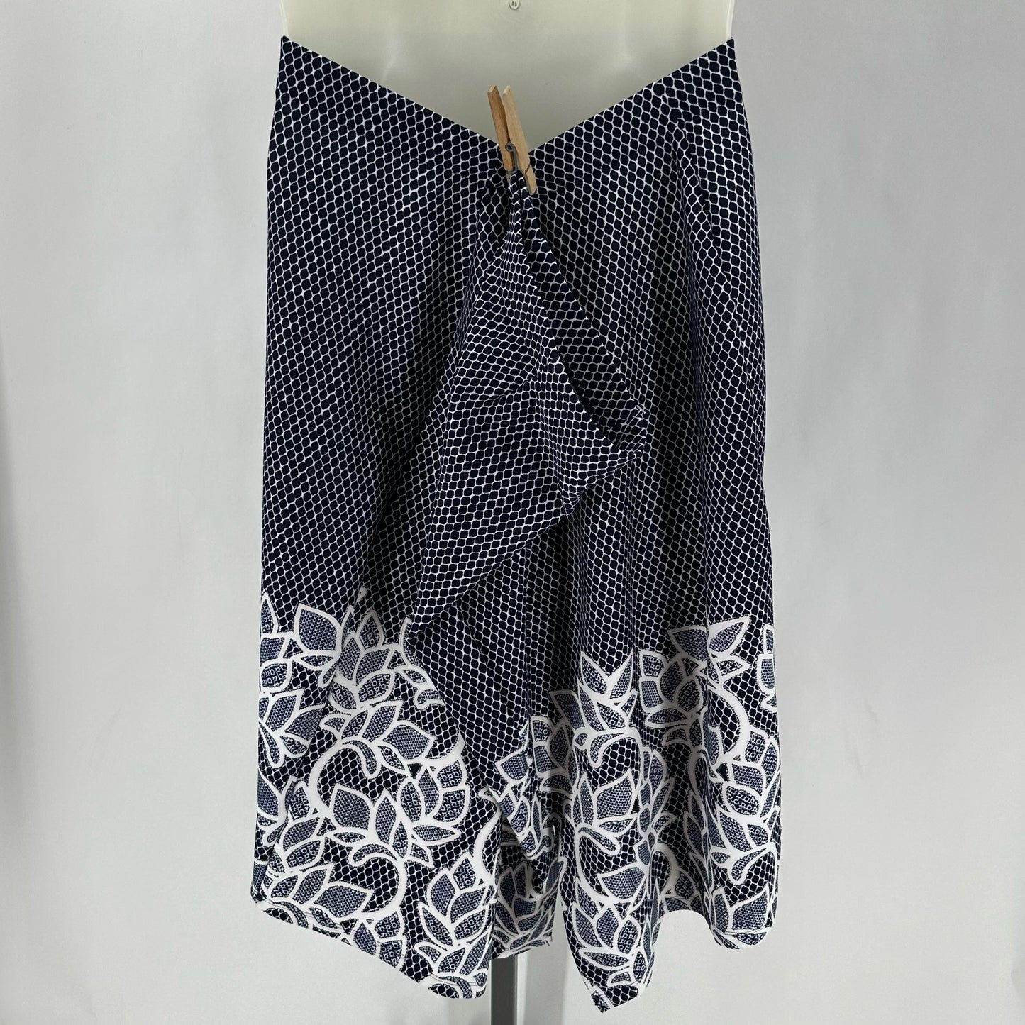 Size 26/28 AVENUE FLOWERS Skirt
