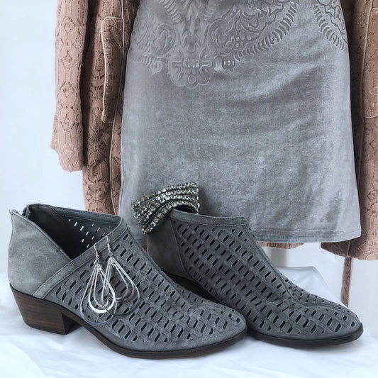 Gray W Shoe Size 7.5 VINCE CAMUTO shooties/booties