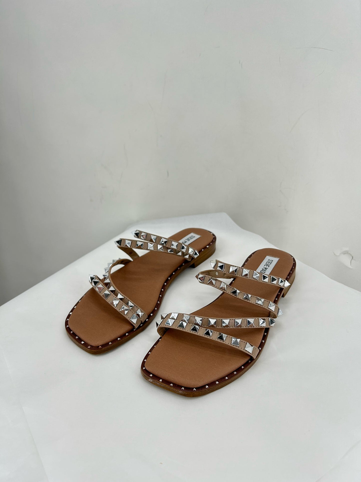 Tan W Shoe Size 8.5 STEVE MADDEN Sandals