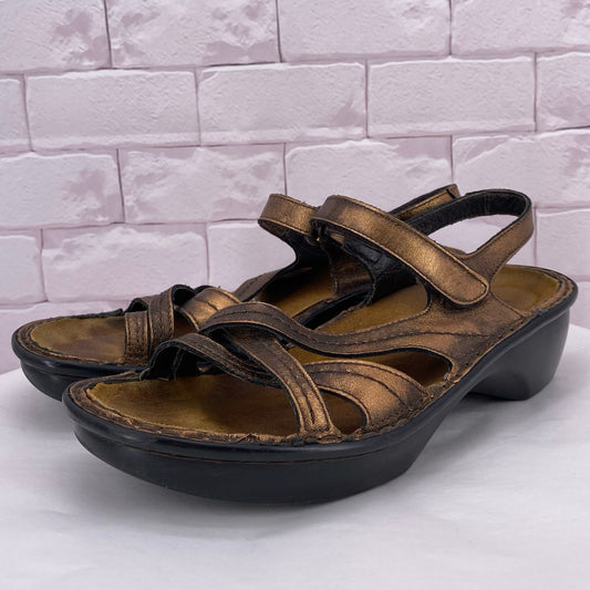 GOLD W Shoe Size 39 NAOT Sandals