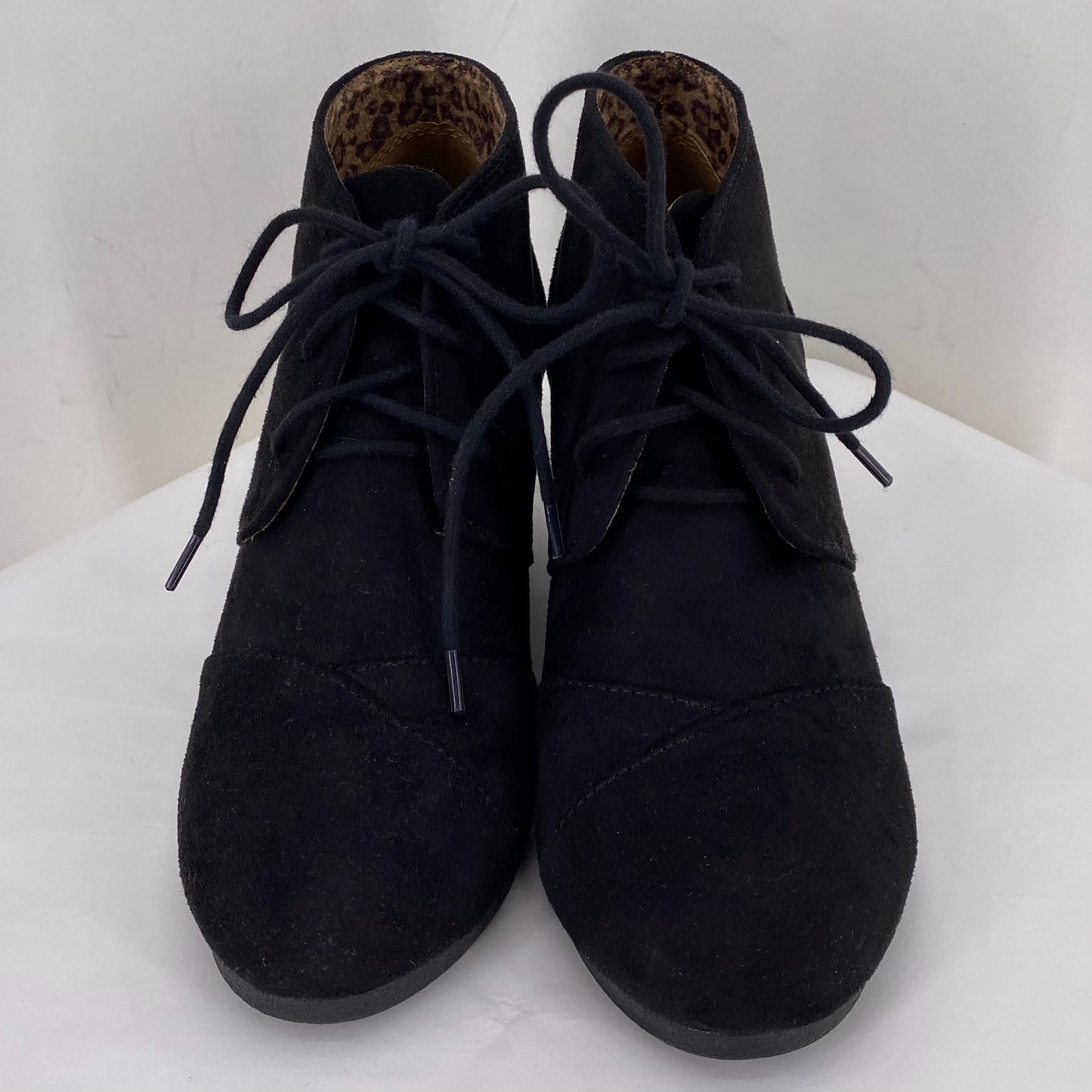 Black W Shoe Size 8 UNR8ED shooties/booties