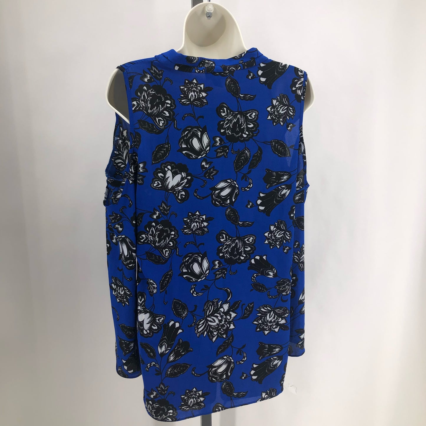 Size S VINCE CAMUTO FLOWERS Shirt