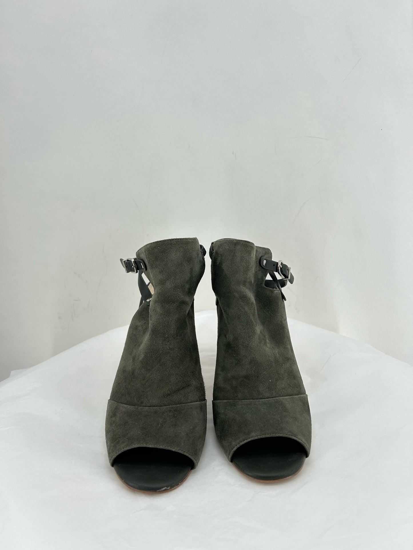 Green W Shoe Size 9 WHITE HOUSE BLACK shooties/booties