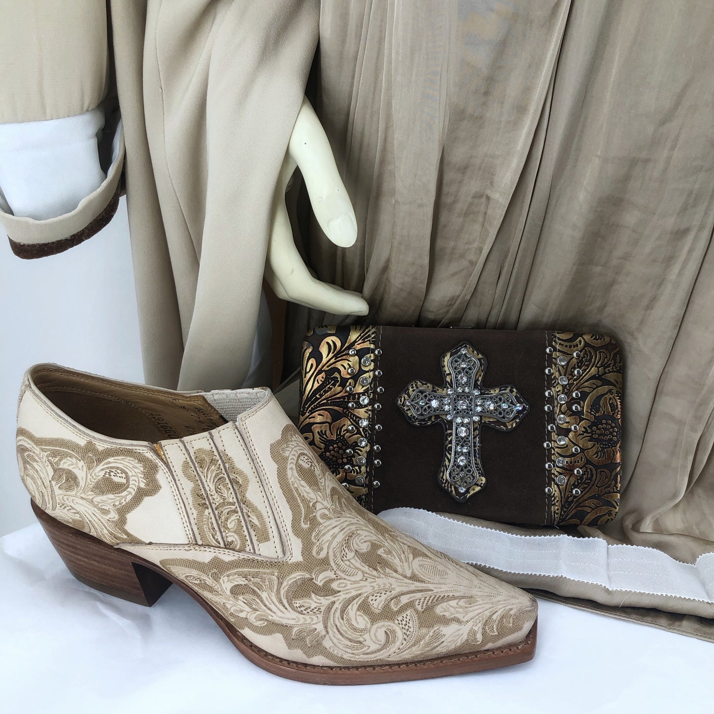 Cream W Shoe Size 6.5 CHARLIE HORSE shooties/booties