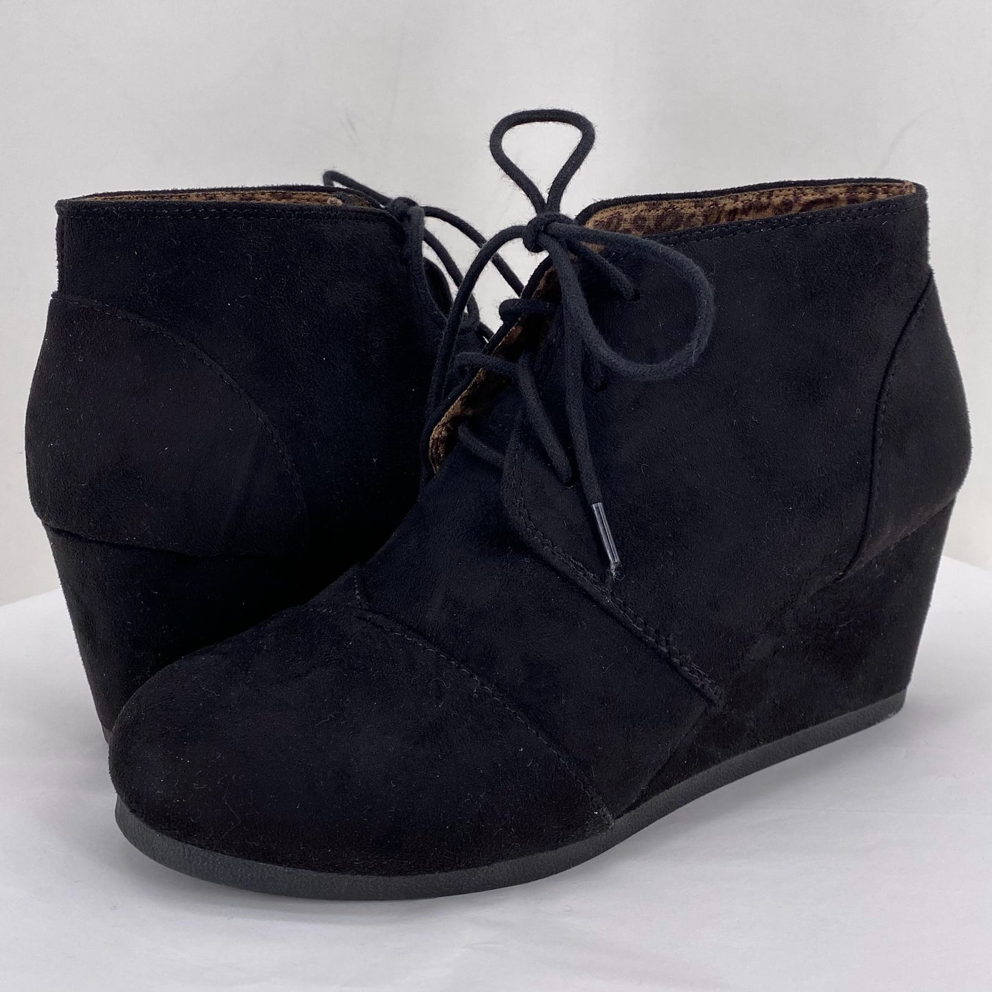 Black W Shoe Size 8 UNR8ED shooties/booties