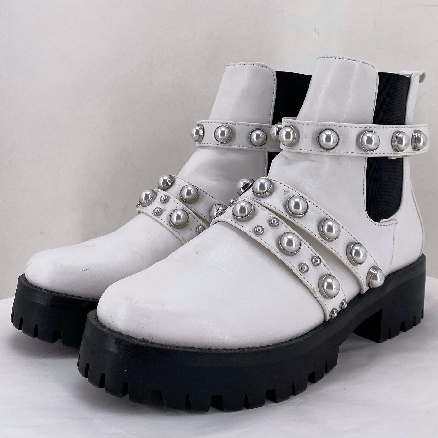 White W Shoe Size 8 BP. Boots