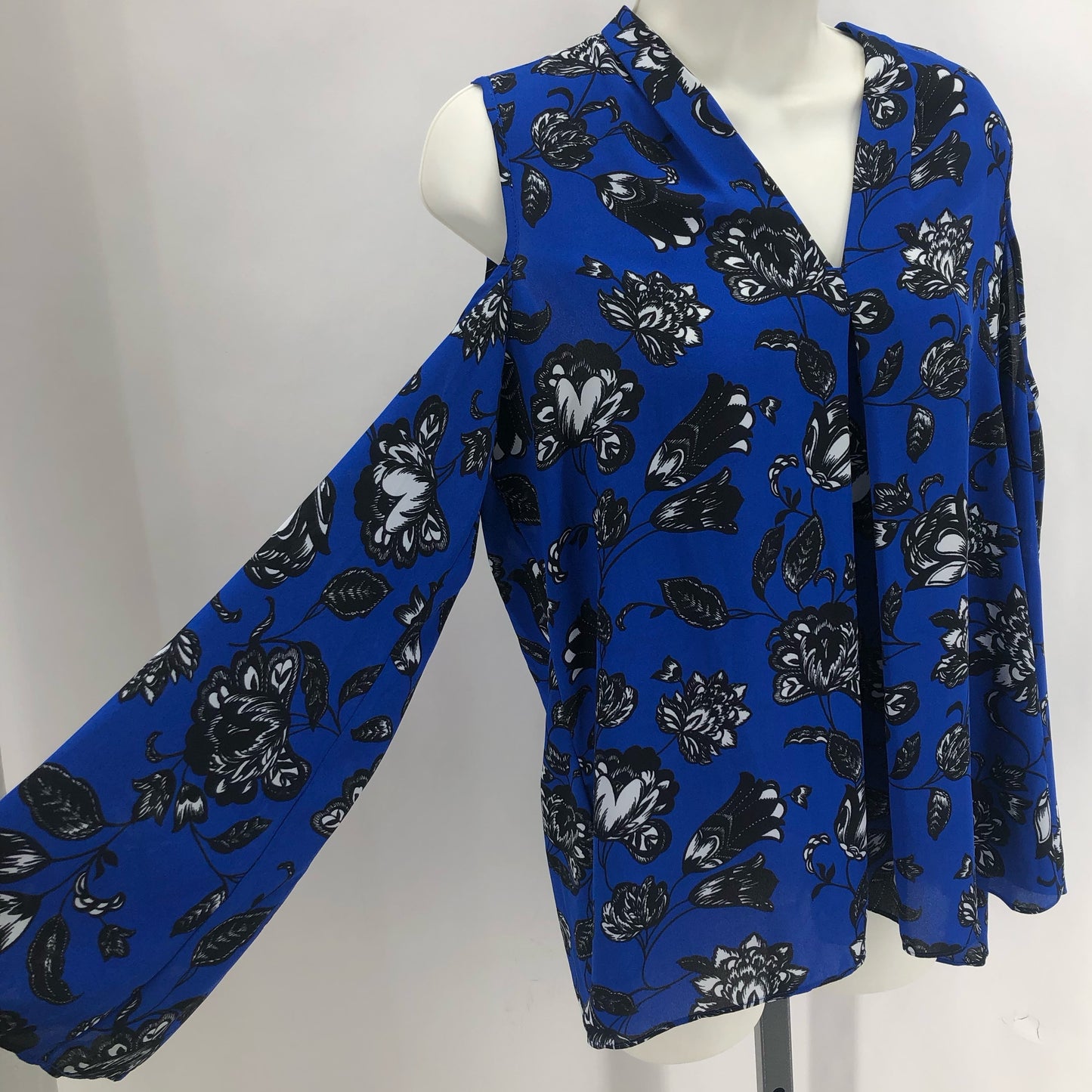 Size S VINCE CAMUTO FLOWERS Shirt
