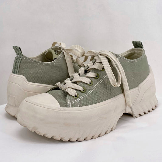 Green W Shoe Size 8 REFRESH Sneakers