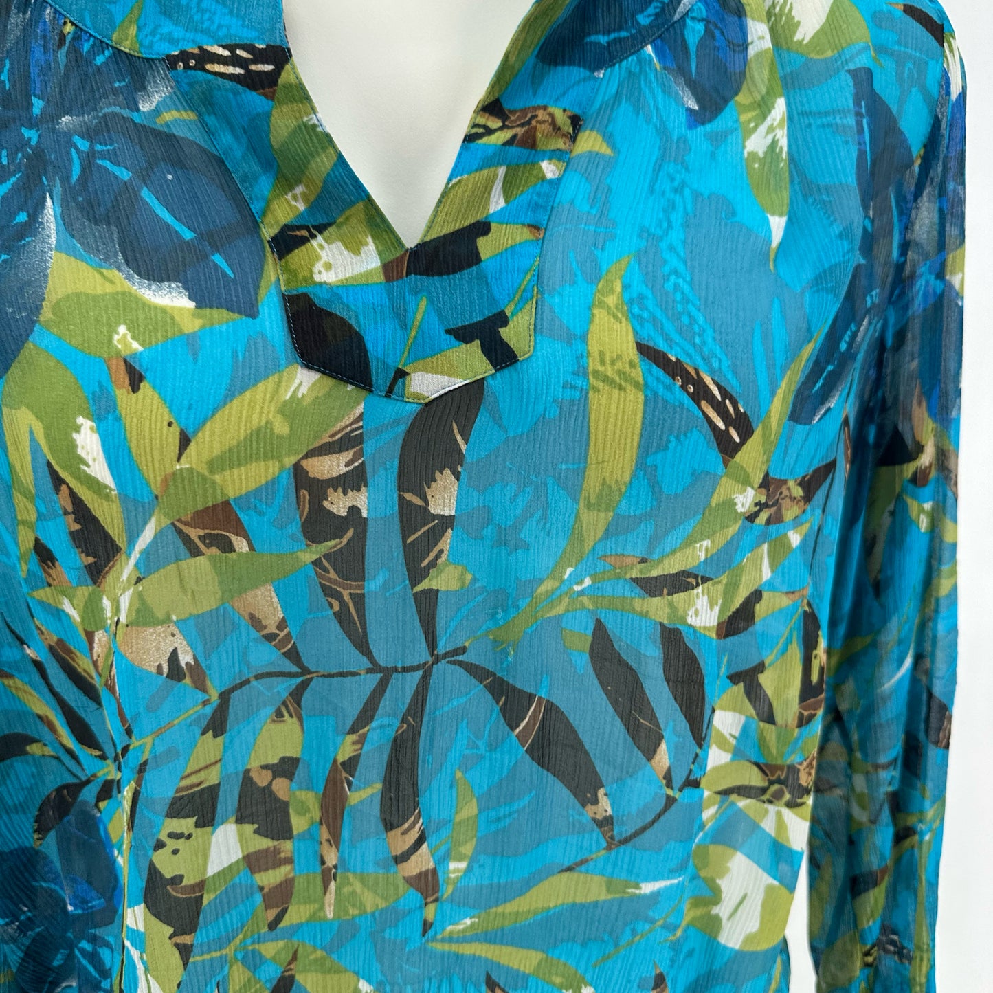 Size 2 CHICO'S FLOWERS Shirt