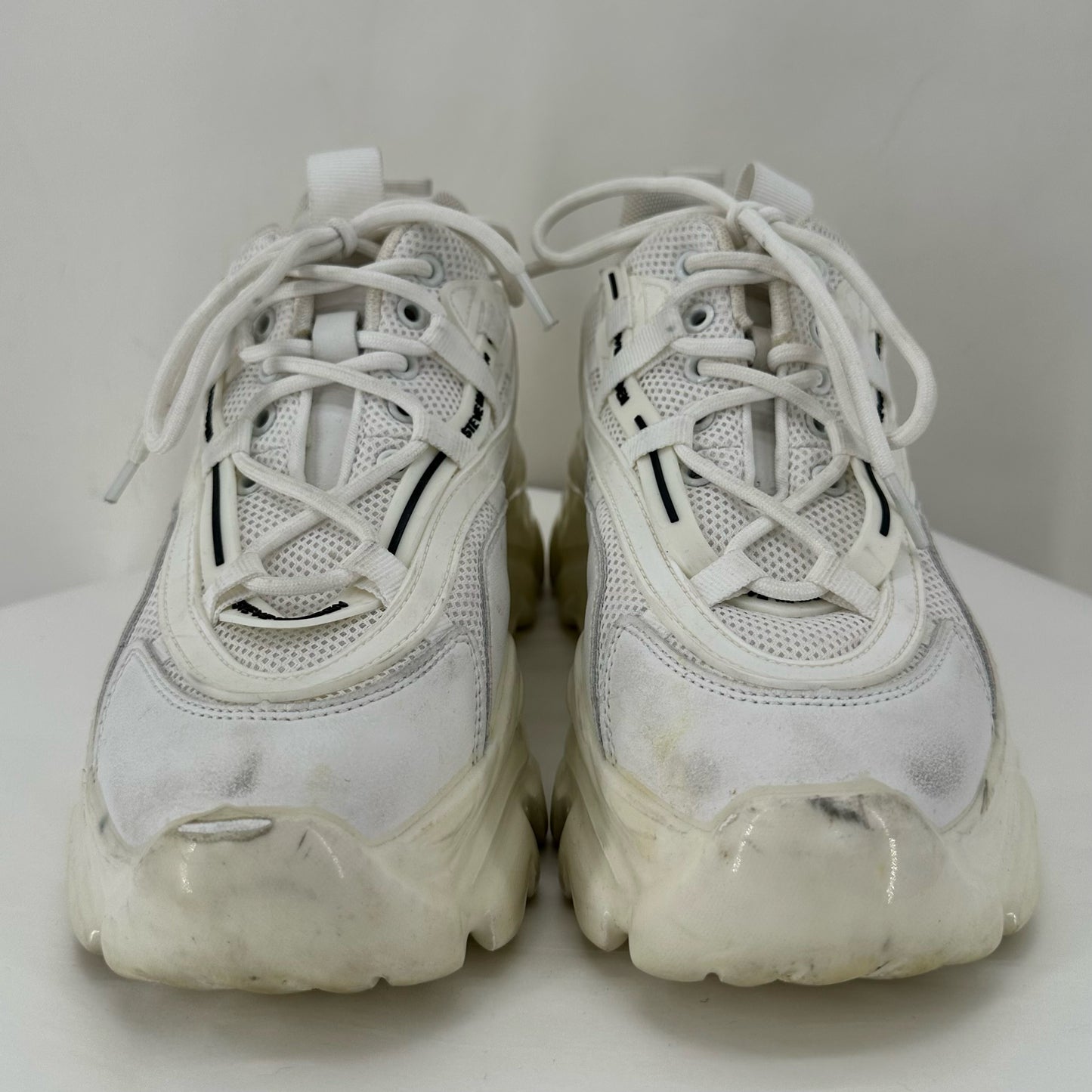 White W Shoe Size 9 STEVE MADDEN Sneakers