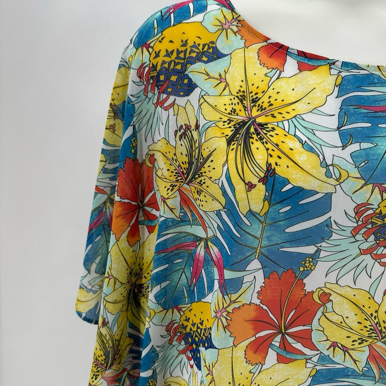 Size L/XL CHICO'S FLOWERS PONCHO