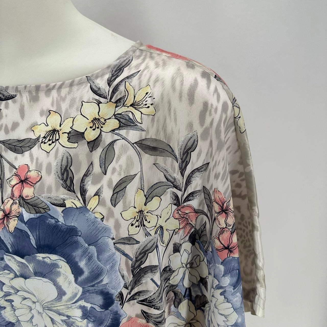 Size L/XL CHICO'S FLOWERS PONCHO