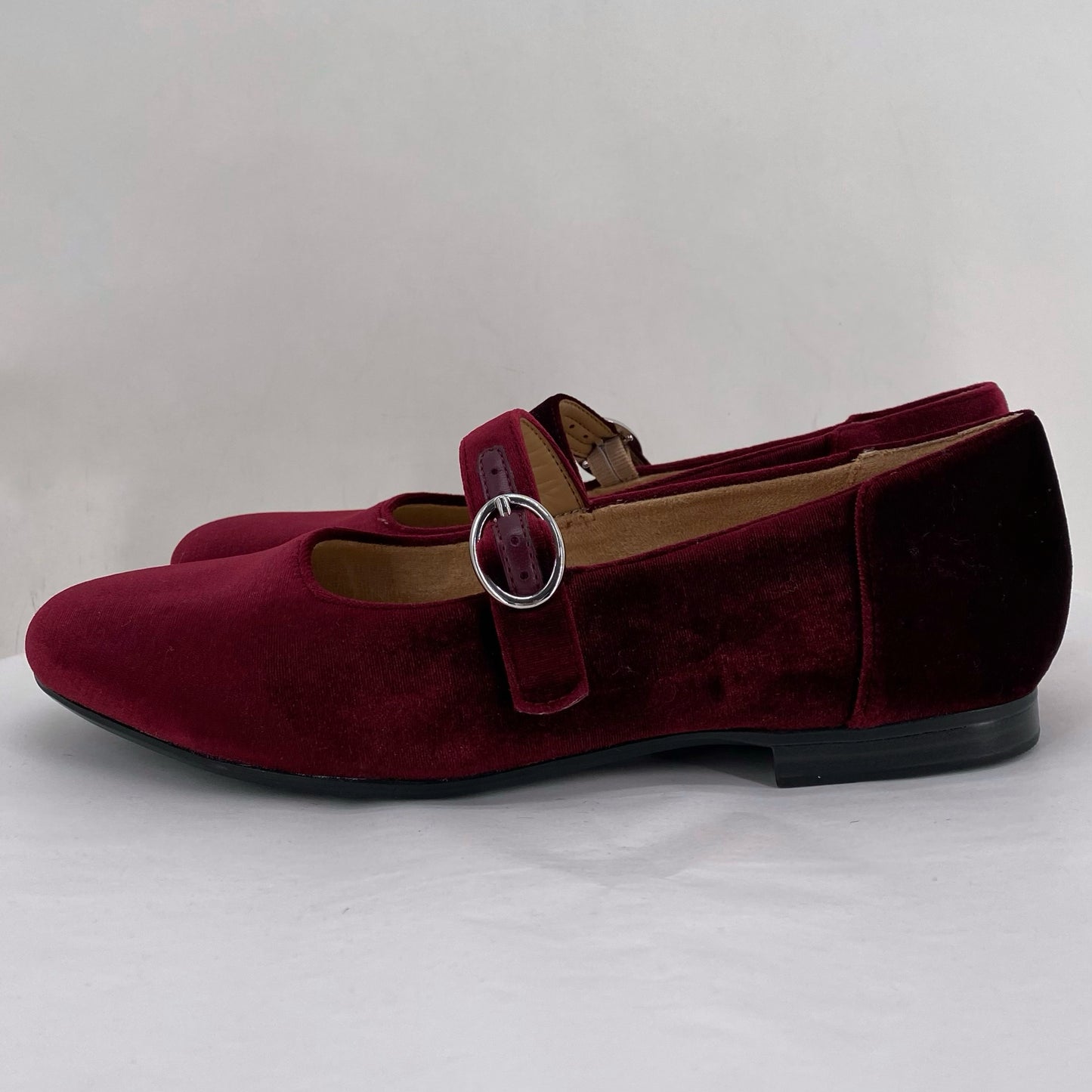 Red W Shoe Size 7.5 NATURALIZER Flats
