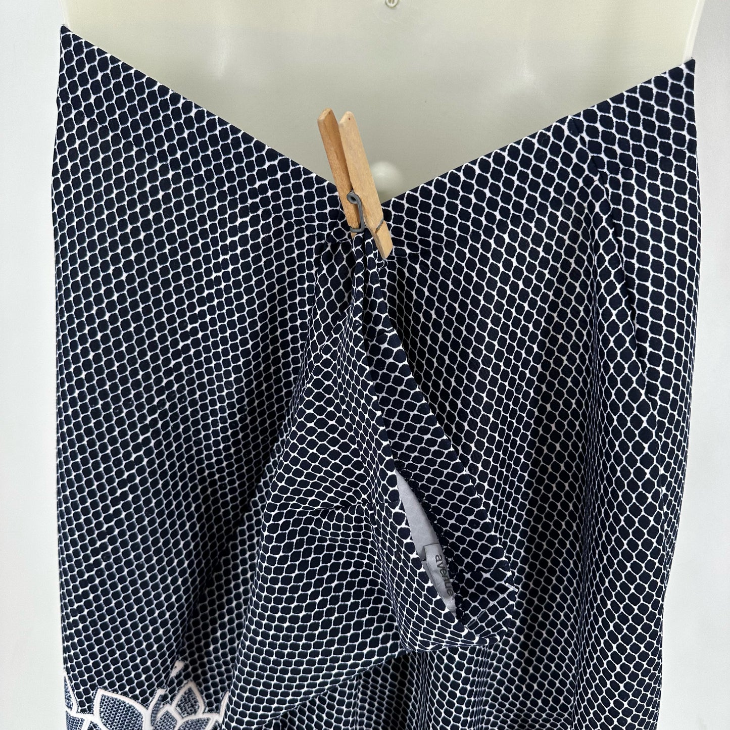 Size 26/28 AVENUE FLOWERS Skirt