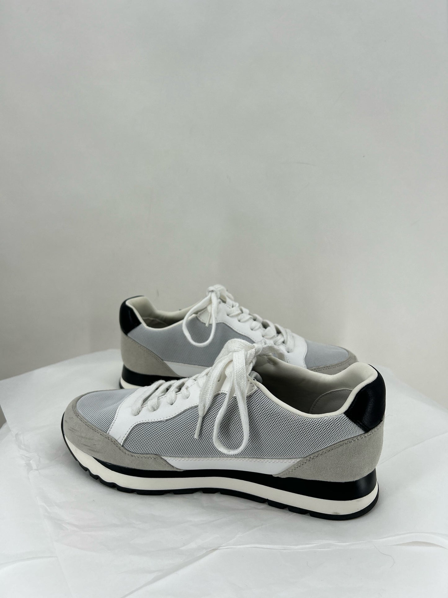 BLACK/WHITE W Shoe Size 10 DKNY Sneakers