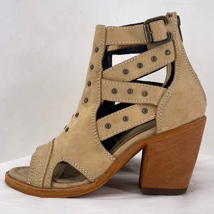 Beige W Shoe Size 7 Sandals