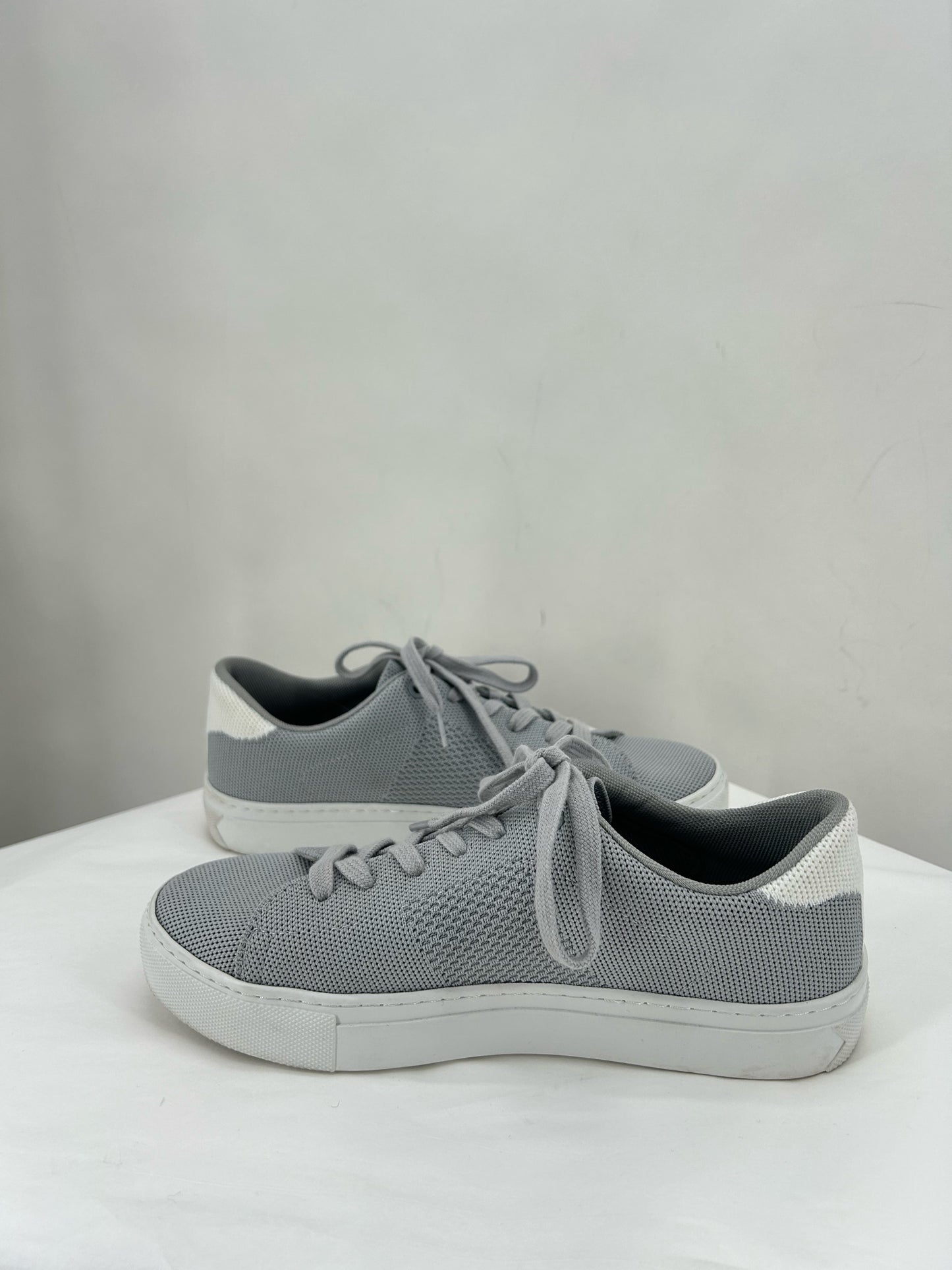 Gray W Shoe Size 7.5 Sneakers