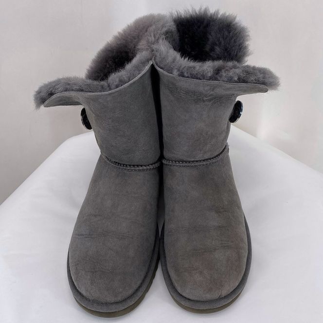 Gray W Shoe Size 6 UGG Boots