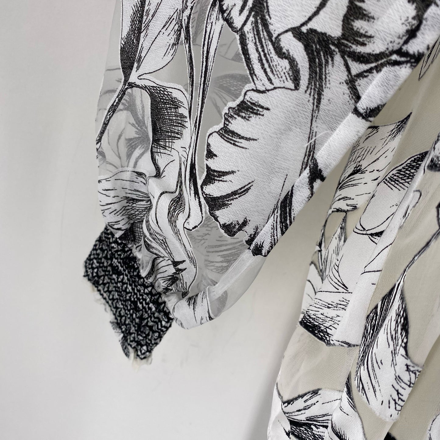 Size M WHITE HOUSE BLACK Floral Shirt