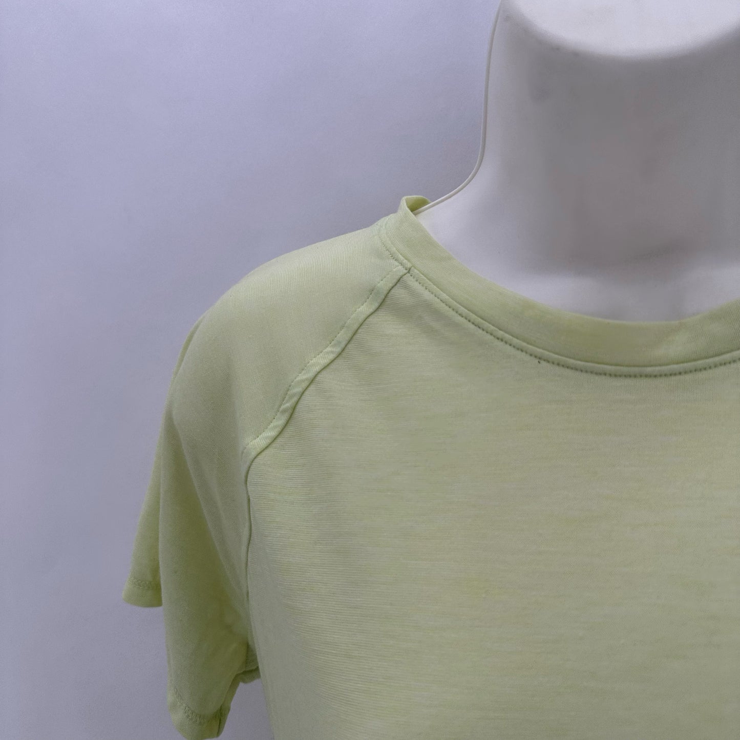 Size M UNDER ARMOUR Athletic Wear