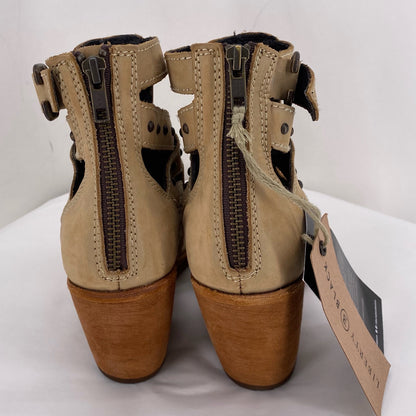 Beige W Shoe Size 7 Sandals
